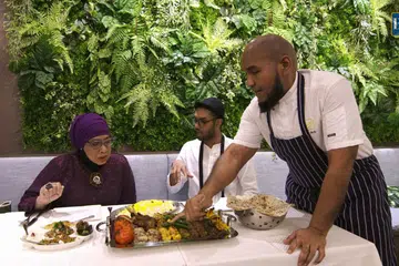 PELBAGAI SEGMEN: Episod kedua 'Nadi Kota' mengajak penonton menikmati juadah Parsi untuk berbuka puasa (gambar atas). Timbalan Mufti, Ustaz Dr Mohammad Hannan Hassan juga mengongsikan topik "Harapan, Keyakinan, Keluarga dan Istiqamah" dalam segmen kerohanian setiap minggu. - Foto TANGKAP LAYAR NADI KOTA