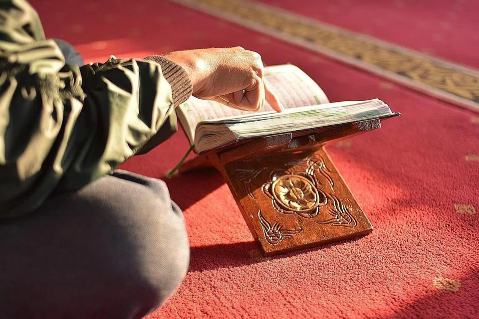 ERTI SEBENAR: Konsep baca dan belajar ini sebenarnya luas. Ia mencakupi pelbagai soal kehidupan daripada ukhuwah Islamiah seperti mengenal Tuhan dan ukhuwah insaniah iaitu menjaga hubungan sesama manusia. - Foto hiasan ISTOCKPHOTO
