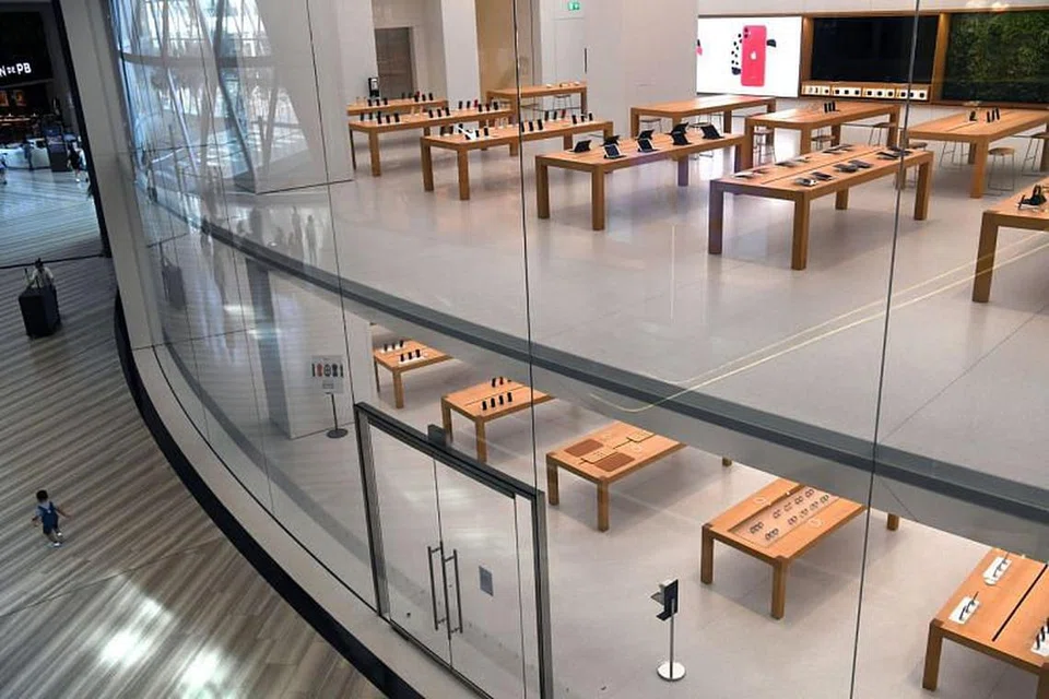 LENGANG TANPA PENGUNJUNG - Kebanyakan kategori jualan runcit mencatatkan penurunan dua angka disebabkan oleh penularan koronavirus.