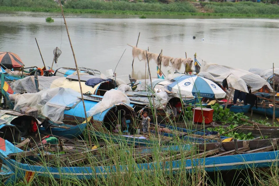 Penduduk Botum Sakor yang tidak memiliki rumah di darat tinggal di dalam perahu sambil menunggu tajaan bagi rumah-rumah yang tersedia di kawasan kampung.