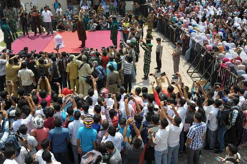 Hukuman rotan di bawah undang-undang syariah dijalankan di Aceh. 