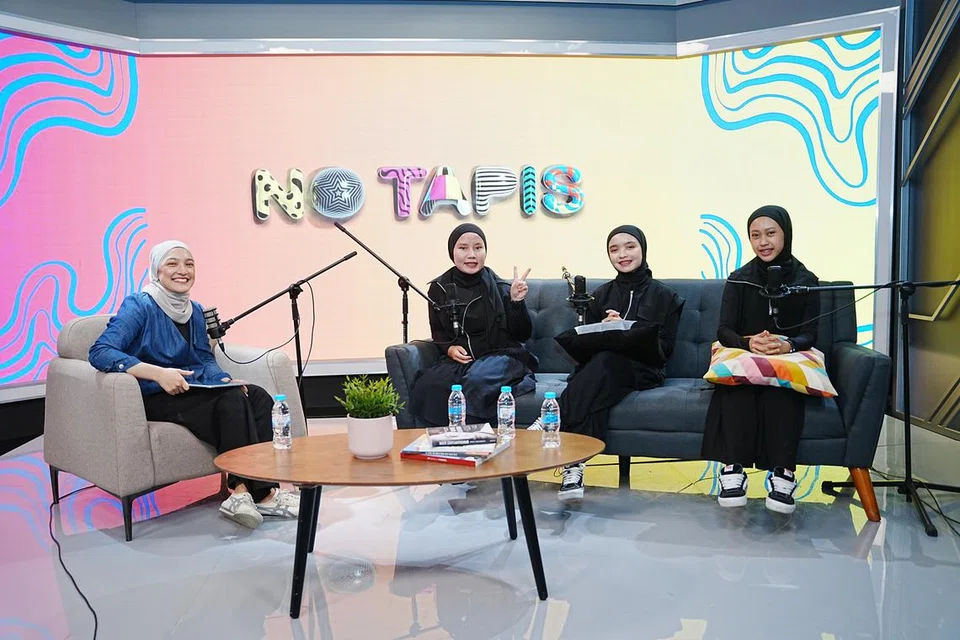 (Dari kiri)  Penerbit podcast dan hos NoTapis, Cik Natasha Mustafa, bersama anggota kumpulan Voice of Baceprot (VOB), Euis Siti Aisyah, Firda Marsya Kurnia dan Widi Rahmawati, membincangkan perjalanan mereka meneroka dunia muzik, khususnya dalam genre ‘heavy metal’.