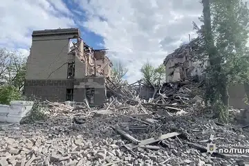 MUSNAH: Bangunan musnah selepas apa yang dilaporkan sebagai serangan udara Russia di kawasan Donetsk, Ukraine (gambar atas). - Foto-foto REUTERS 