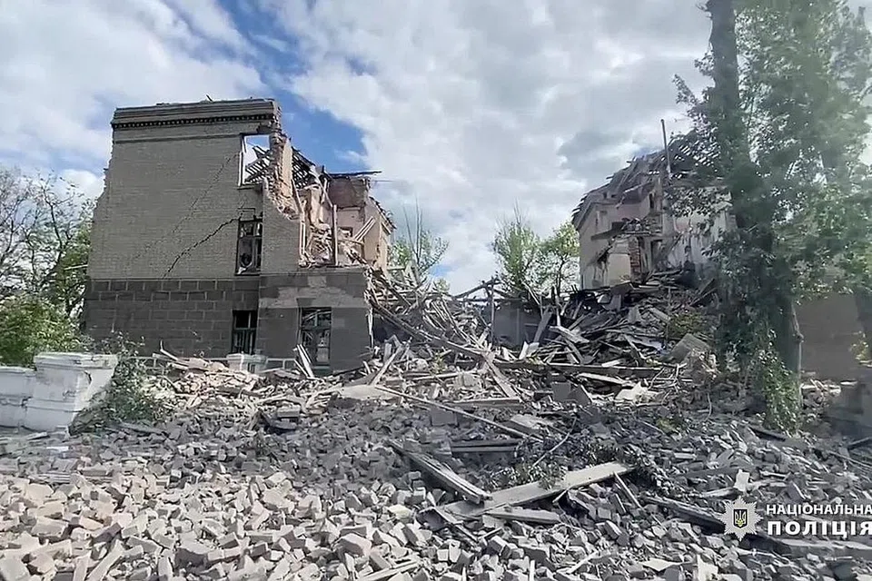 MUSNAH: Bangunan musnah selepas apa yang dilaporkan sebagai serangan udara Russia di kawasan Donetsk, Ukraine (gambar atas). - Foto-foto REUTERS 