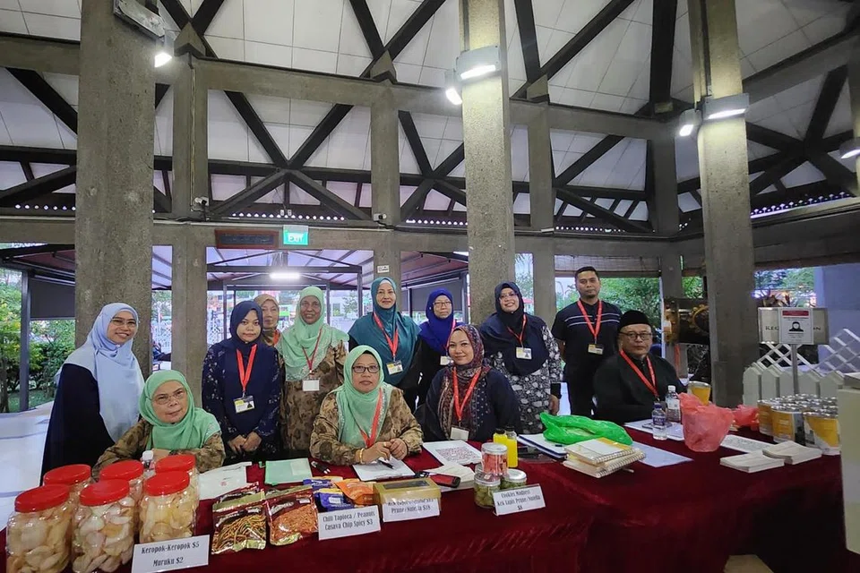 BANTU USAHA TAMBAH DANA: Kakitangan termasuk sukarelawan Masjid Hasanah bekerjasama membantu penjualan barangan dan makanan untuk dana naik taraf Masjid Hasanah di Masjid Darul Aman.