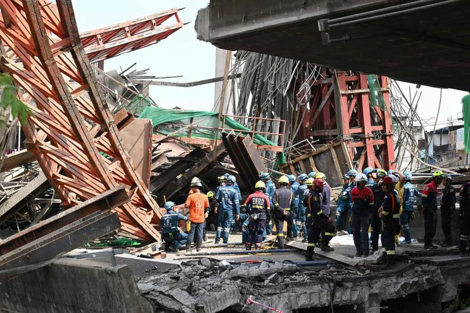 Pasukan bomba dan penyelamat bersama anggota Jabatan Pencegahan dan Mitigasi Bencana Pentadbiran Metropolitan Bangkok serta Yayasan Poh Teck Tung segera dikerahkan ke lokasi kejadian bagi menyelamatkan mangsa, termasuk beberapa orang yang terperangkap di atas kren.