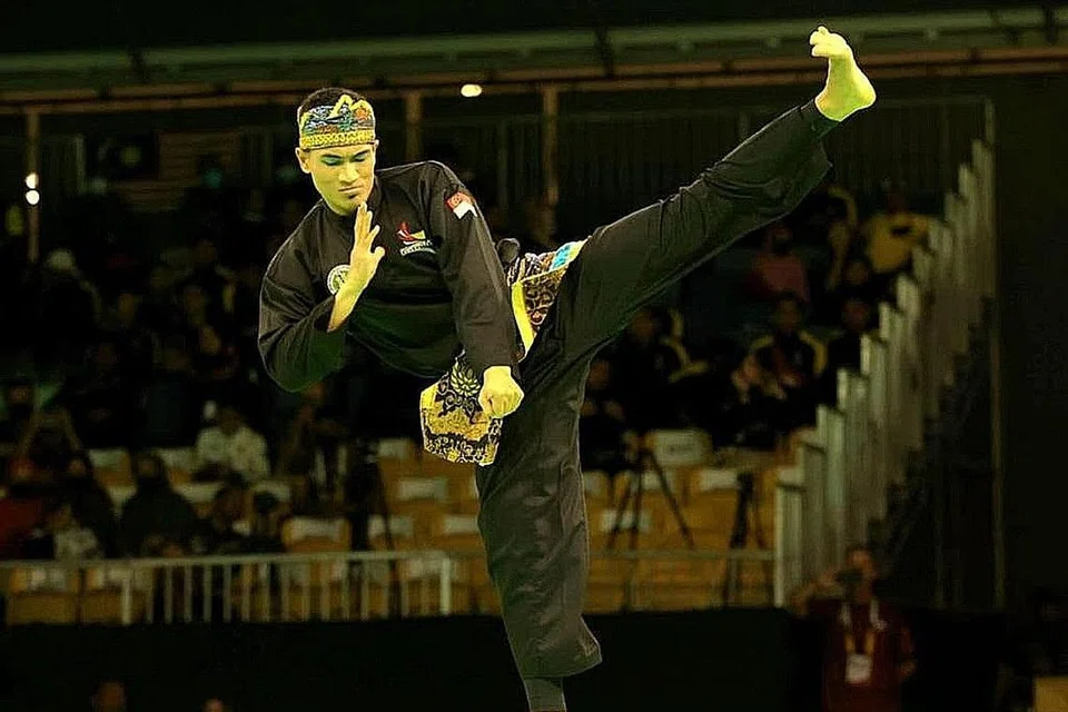 ANTARA PESILAT EMAS: IQBAL: Mempertahankan kejuaraannya dalam seni tunggal putera. - Foto PERSISI
