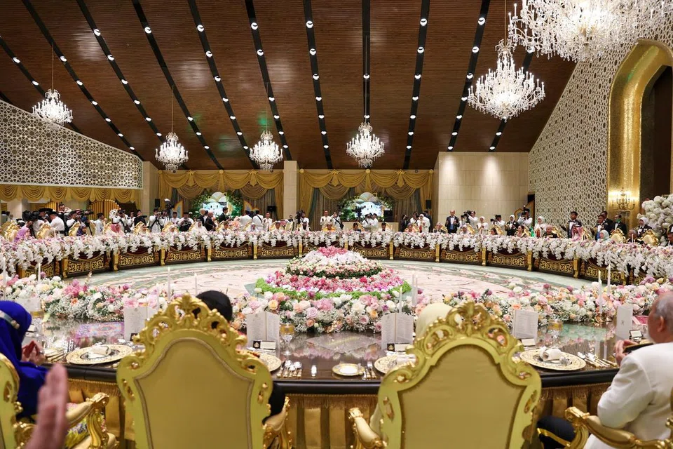 MAJLIS PERSANTAPAN: Perdana Menteri, Encik Lee Hsien Loong, dan delegasinya menghadiri Majlis Persantapan Diraja di Istana Nurul Iman pada 15 Januari.