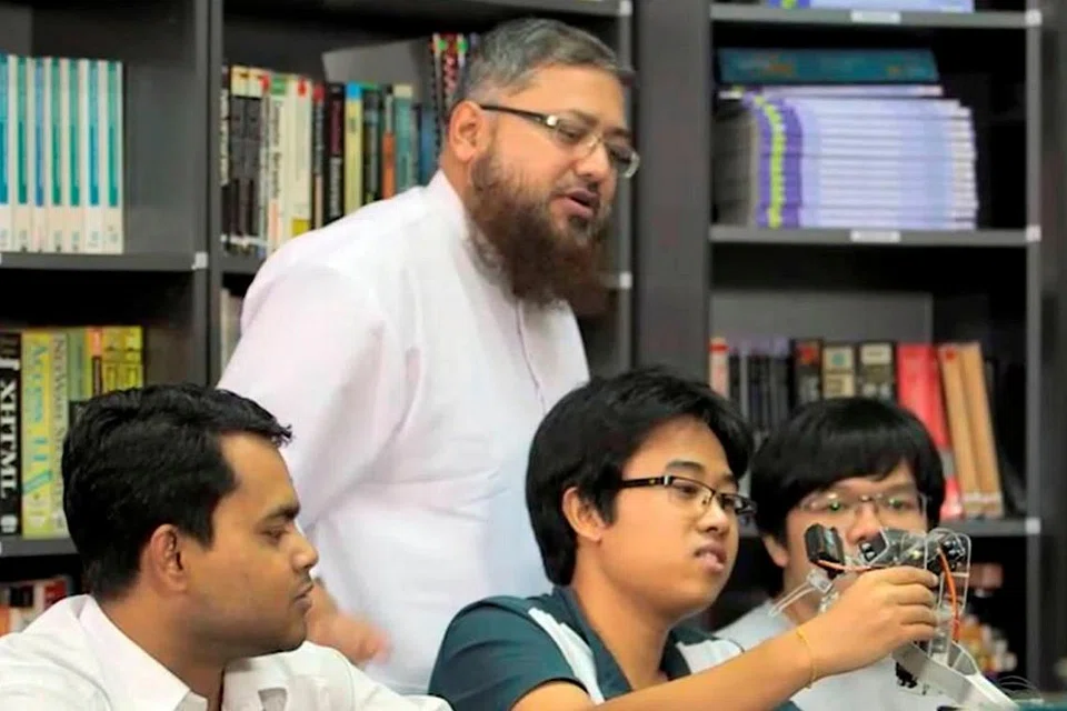 BERI PENJELASAN: Syed Mahmud Husain (berdiri) dan Encik Padmagirisan akan memberi ceramah tentang mata pelajaran berkaitan bidang kejuruteraan selain menyentuh tentang keperluan menjadi seorang jurutera. - Foto TEG INTERNATIONAL 