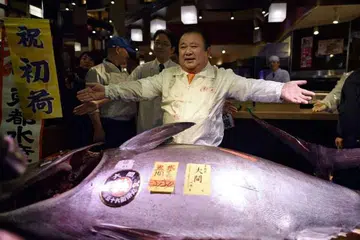 Encik Kiyoshi Kimura bergambar bersama ikan tuna bluefin seberat 212kg yang beliau beli pada harga $914,589. 