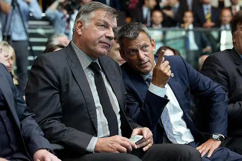PANAS: Pengurus England, Sam Allardyce (kiri), bersama ketua eksekutif Persatuan Bola Sepak (FA) England, Martin Glenn, pada acara pelancaran logo Kejohanan Eropah 2020 di London, minggu lalu. - Foto AFP