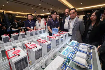 Menteri Besar Johor, Datuk Onn Hafiz Ghazi (dua dari kanan), bersama Menteri Digital, Encik Gobind Singh Deo (tiga dari kanan), mengunjungi salah satu reruai sistem penyejukan semasa Persidangan Data Centre Supply Chain Ecosystem pada 27 Oktober. Turut hadir, Timbalan Menteri Komunikasi, Cik Teo Nie Ching (kanan).