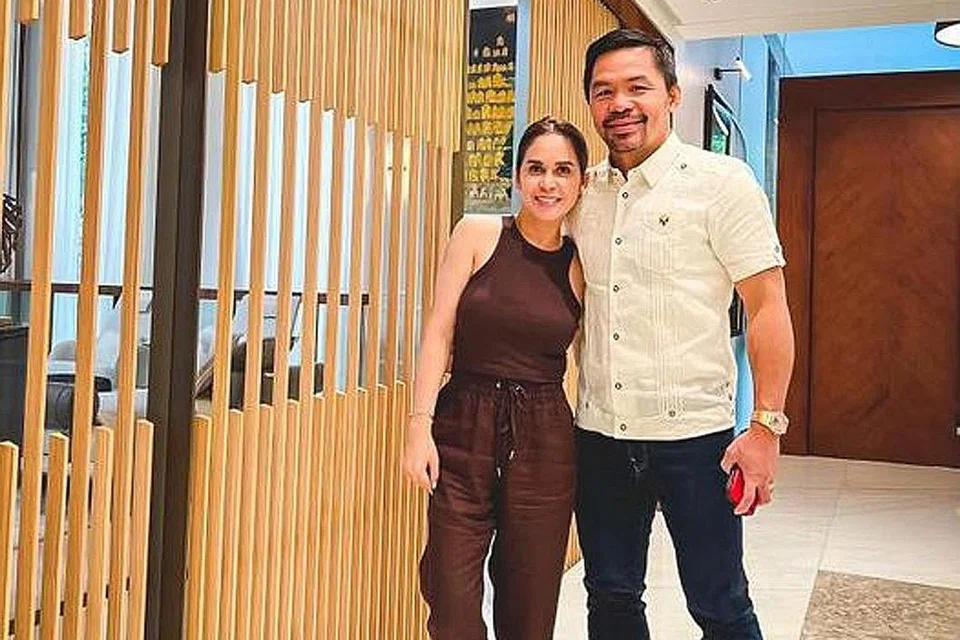 PERTARUNGAN TERHEBAT: Senator Manny Pacquiao yang kelihatan bersama isterinya, Cik Jinkee Pacquiao, memutuskan untuk bersara sebagai petinju dan akan meneruskan langkah politik dengan bersaing bagi jawatan Presiden Filipina. - Foto FACEBOOK.COM/MAN NY PACQUIAO