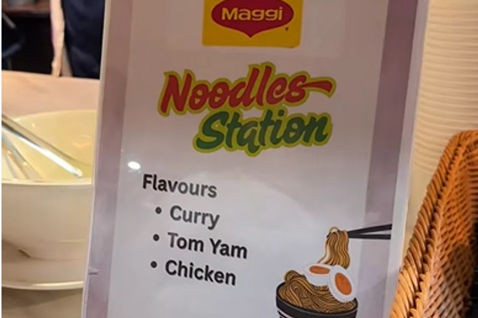 Antara perisa yang tetamu boleh pilih di stesen makanan langsung tersebut ialah kari, tomyam dan ayam.