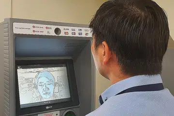 TEKNOLOGI TERKINI: Pelanggan Bank OCBC kini boleh mengeluarkan wang tunai dengan menggunakan wajah mereka tanpa memerlukan kad ATM. - Foto BANK OCBC
