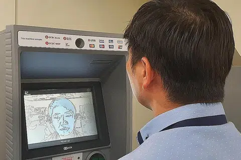 TEKNOLOGI TERKINI: Pelanggan Bank OCBC kini boleh mengeluarkan wang tunai dengan menggunakan wajah mereka tanpa memerlukan kad ATM. - Foto BANK OCBC