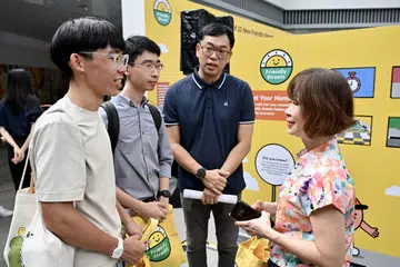 Menteri Negara Kanan (Kemampanan dan Sekitaran merangkap Pengangkutan), Dr Amy Khor (kanan), dirakam bersama Rakan Penguasa Pengangkutan Darat (LTA) yang menyokong inisiatif Laluan Mesra di One Holland Village pada 14 Januari.
