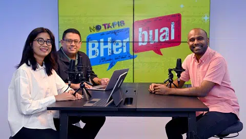 AP GRC West Coast-Jurong West, Dr Hamid Razak (kanan), dalam podcast BHerbual Berita Harian bersama Koresponden BH, Encik Anwar Saleh dan wartawan, Cik Shiqin Ramadan.