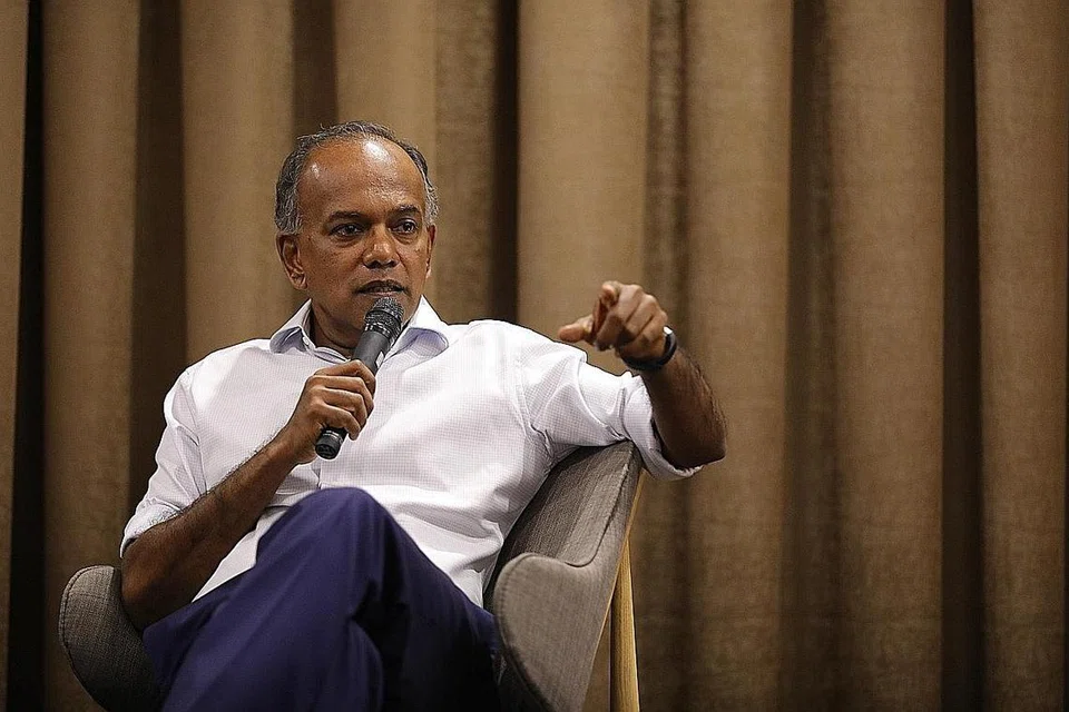BERI PENERANGAN LEBIH MENDALAM: Menteri Undang-Undang merangkap Ehwal Dalam Negeri, Encik K. Shanmugam, bercakap dalam dialog mengenai Rang Undang-Undang Perlindungan Daripada Kepalsuan dan Manipulasi Dalam Talian (Pofma), anjuran Persatuan Peguam Muslim (AML) dan Wise SG di HomeTeam NS Balestier, awal minggu ini. - Foto BM oleh ONG WEE JIN