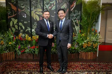Putera Mahkota Brunei yang juga Menteri Kanan di Pejabat Perdana Menteri, Putera Al-Muhtadee Billah (kiri), bertemu Perdana Menteri, Encik Lawrence Wong, di Istana pada 29 September.