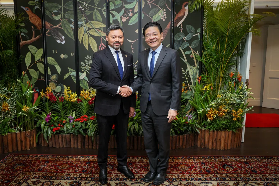 Putera Mahkota Brunei yang juga Menteri Kanan di Pejabat Perdana Menteri, Putera Al-Muhtadee Billah (kiri), bertemu Perdana Menteri, Encik Lawrence Wong, di Istana pada 29 September.