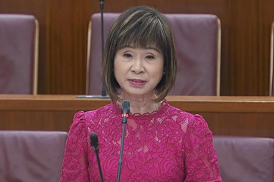 JELASKAN UNDANG-UNDANG: Dr Amy Khor berkata Akta Merokok (Larangan di Tempat-Tempat Tertentu) yang berkuat kuasa pada 1970 menangani gangguan awam yang menjejas orang ramai dan bukan gangguan secara privet yang campur tangan dalam hal orang yang menggunakan atau menikmati hartanah miliknya - yang berlaku apabila seseorang itu merokok di rumah.