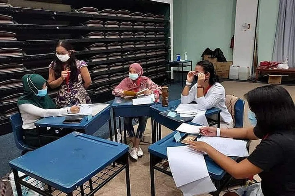 MINAT MENGAJAR: Cik Nur Aini (berdiri) mengajar kelas bahasa Inggeris asas untuk pembantu rumah di Pusat bagi Pekerja Domestik (CDE) pada hari cutinya setiap Ahad. - Foto ihsan NUR AINI