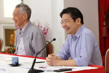 (Dari kiri) Encik Lee Hsien Loong dan Encik Lawrence Wong menghadiri satu sidang akhbar di Istana pada pagi Sabtu (16 April).