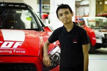 TIMBA PENGALAMAN BEKERJA: Dengan melalui kursus Mekatronik di ITE Kolej Central, Encik Izzat berpeluang bekerja sambil belajar di firma kejuruteraan, HOPE Technik. - Foto HOPE TECHNIK