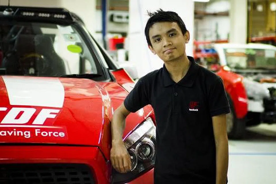 TIMBA PENGALAMAN BEKERJA: Dengan melalui kursus Mekatronik di ITE Kolej Central, Encik Izzat berpeluang bekerja sambil belajar di firma kejuruteraan, HOPE Technik. - Foto HOPE TECHNIK
