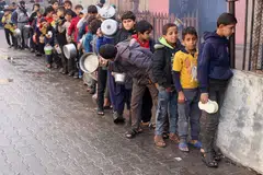 HADAPI KELAPARAN: Kanak-kanak Palestin beratur panjang untuk menerima makanan yang dimasak oleh dapur amal pada 14 Disember di Rafah di selatan Jaluran Gaza, di tengah-tengah kekurangan bekalan makanan ketika konflik antara Israel dan Hamas berterusan.