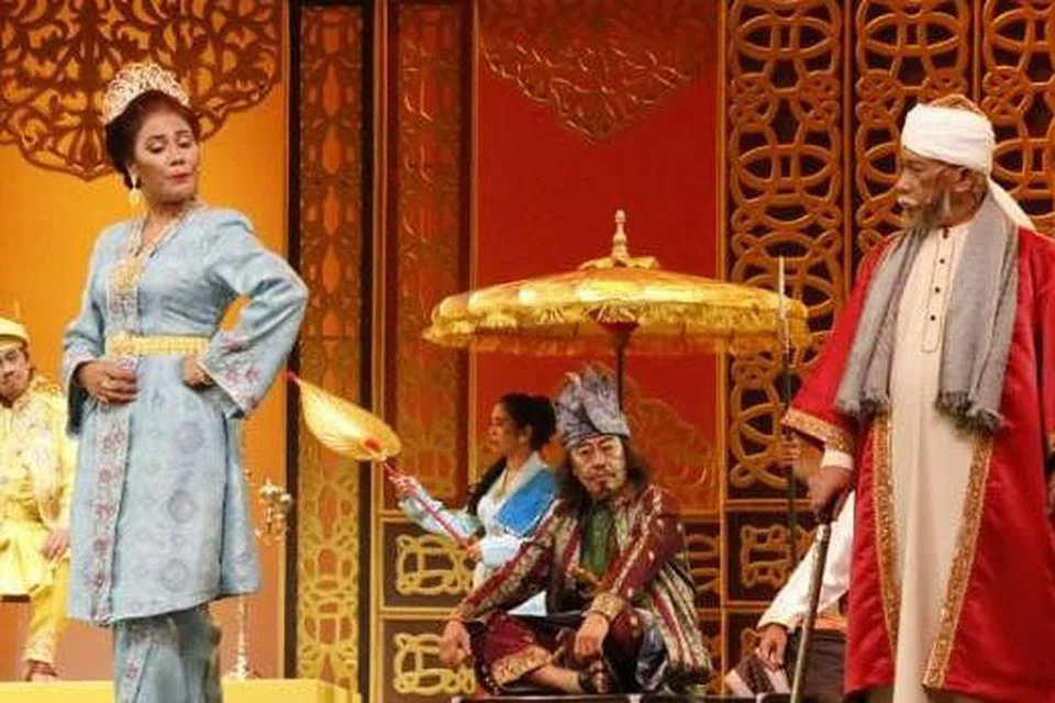 MENYENTUH EMOSI: Bangsawan berakhir dengan pesanan-pesanan menyentuh emosi menerusi watak Pendeta lakonan Nadiputra (kanan). Pelakon Rozita Abu (kiri) menyerlah sebagai watak ibu tiri jahat, Tengku Halijah. - Foto SRI MAMANDA BANGSAWAN PTE LTD