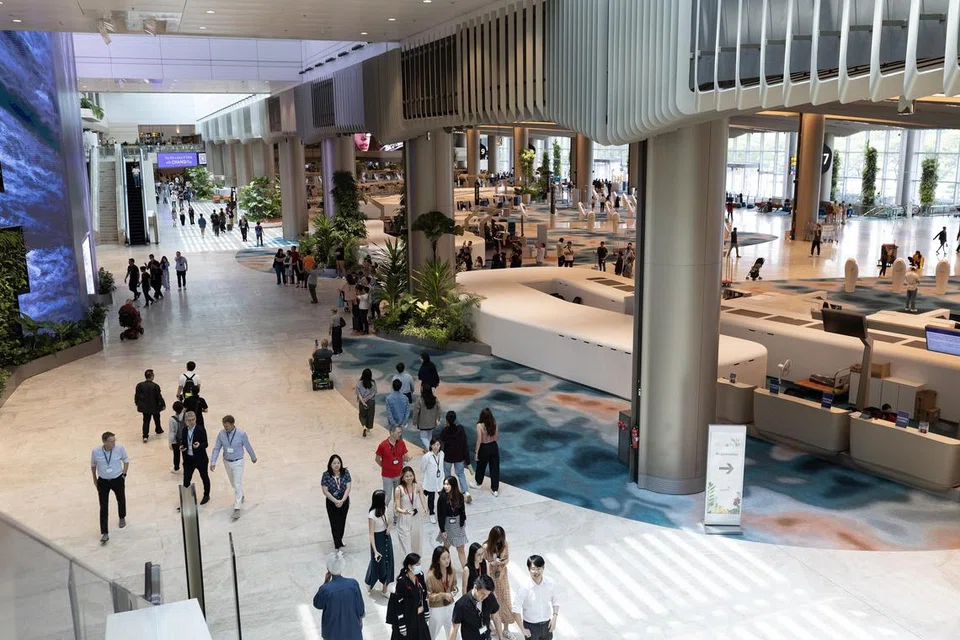 LEBIH MUDAH DIAKSES: T2 merupakan terminal Lapangan Terbang Changi pertama yang mempunyai Lorong Bantuan Khas automatik bagi orang kurang upaya dan kanak-kanak di kedua-dua imigresen ketibaan dan keberangkatan. Bilangan mesin pendaftaran masuk automatik turut ditambah hampir seganda, dan dewan imigresen telah diperluas dengan menyediakan lorong imigresen automatik tambahan bagi membolehkan lebih ramai penumpang melepasi imigresen.
