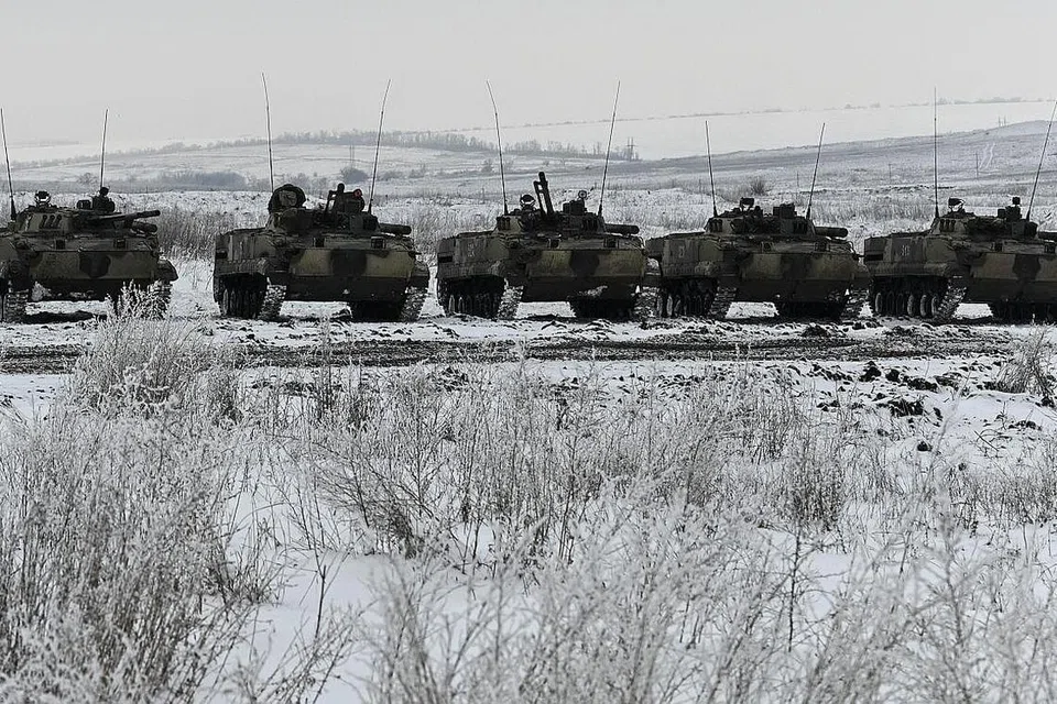 SALING ADAKAN LATIHAN TENTERA: Seorang askar Ukraine mengacukan senjata antikereta kebal yang dibekalkan Britain kelmarin sedang Russia pula mengadakan latihan melibatkan kenderaan berperisai jenis BMP-3 (gambar atas) di daerah Rostov pada hari yang sama. - Foto REUTERS