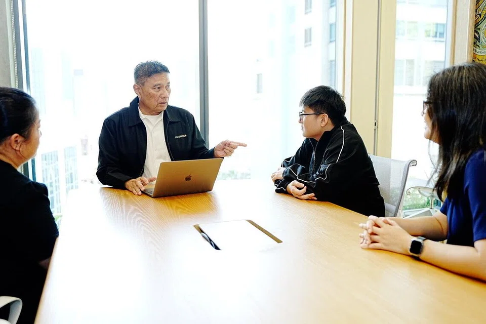 Pengerusi Majlis Keselamatan dan Kesihatan di Tempat Kerja (WSH), Encik Abu Bakar Mohd Nor (tengah), telah menggalas peranan tersebut sejak April 2023. 