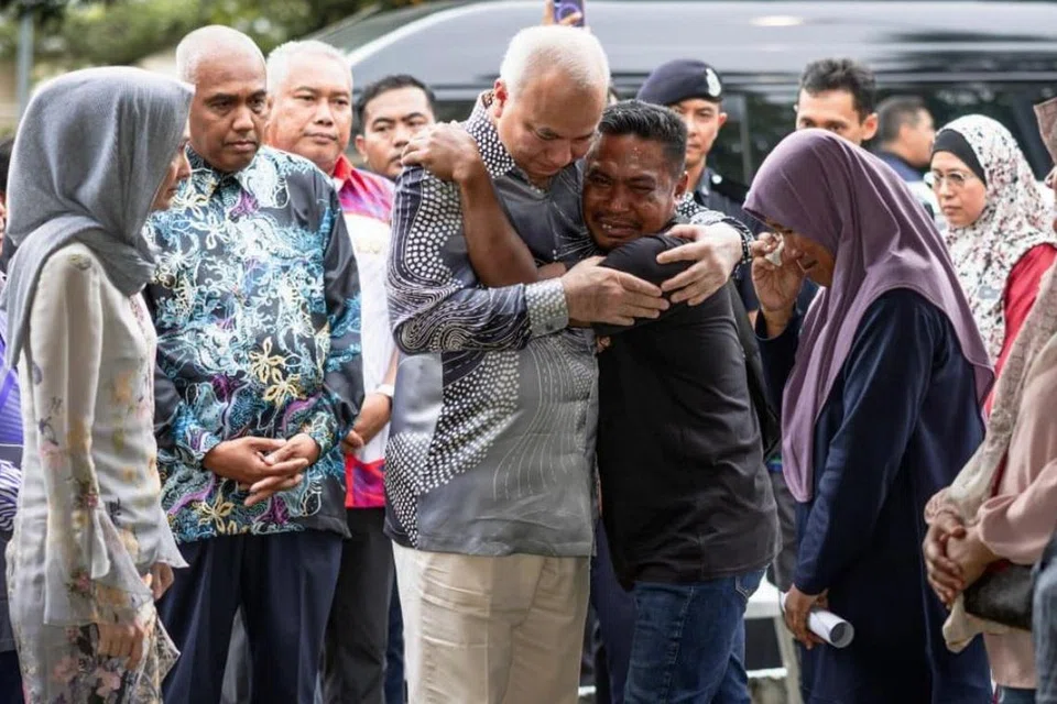 Nahas bas ngeri, 15 pelajar uni korban, Perak