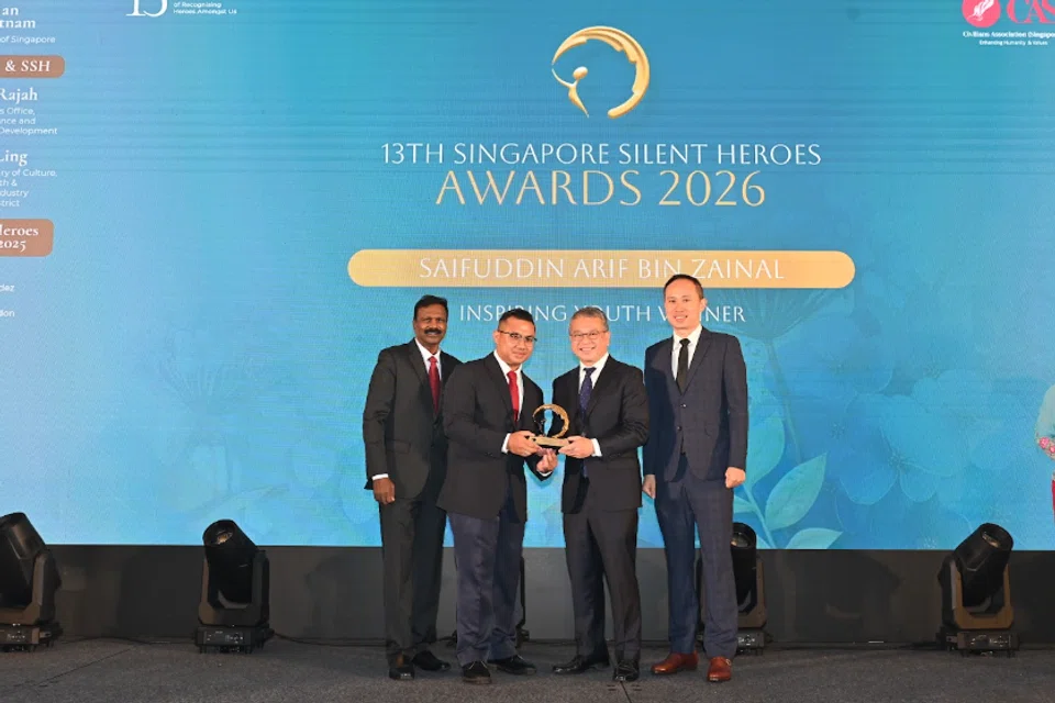 Penerima anugerah Belia Inspirasi di Singapore Silent Heroes Awards 2026, Encik Saifuddin Arif (dua dari kiri), mula berkecimpung dalam kerja kesukarelawanan ketika masih remaja dan telah menyumbang kepada masyarakat selama sedekad. Bergambar bersamanya ialah (dari kiri) Pengerusi SSH Movement, Encik MP Sellvem; Menteri Undang-Undang, Encik Edwin Tong; dan Ketua, Anugerah Nasional, SSH Movement, Encik Ang Eng Tayt.