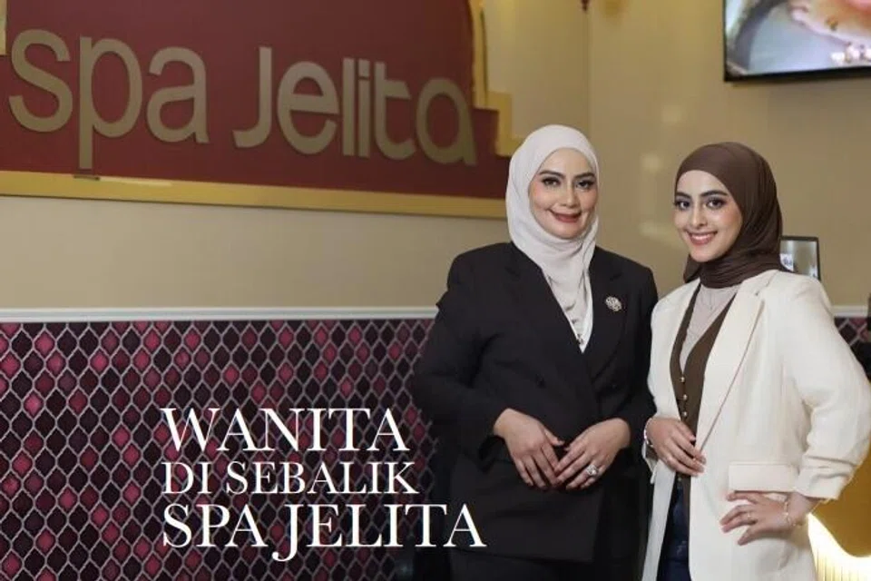 Rakan kongsi Cik Fadilah, Datin Wahinah (kiri) dibantu anaknya, Cik Nur Wafeeqa Mohammed Azman, untuk menguruskan Spa Jelita Kuala Lumpur. 