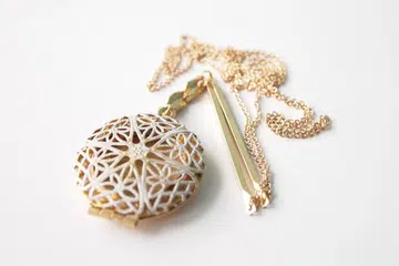 BERHARGA: Seutus rantai berserta loket (Gambar hiasan)