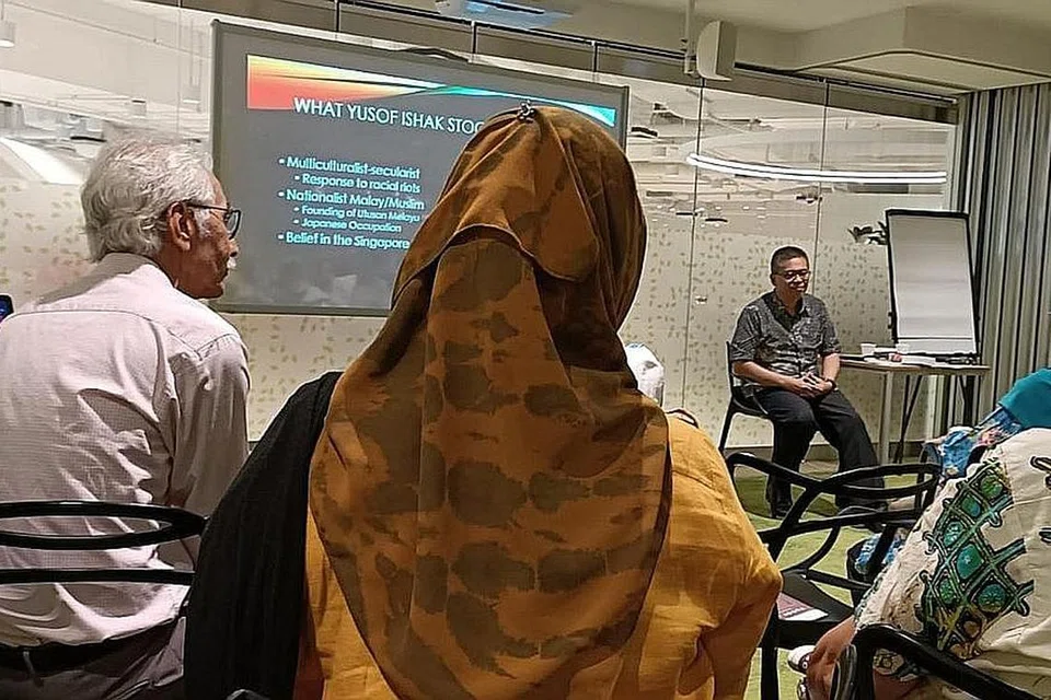 BINCANG TENTANG PRESIDEN PERTAMA: Felo ISEAS, Dr Norshahril Saat, memberi penyampaian kepada hadirin di Perpustakaan Bedok pada 17 Ogos. Ceramahnya itu sebahagian Siri Dunia Melayu dan berjudul Yusof Ishak: Presiden Pertama Singapura. Ceramah tersebut dikendalikan oleh Dr Azhar Ibrahim, Timbalan Ketua, Pengajian Melayu, Universiti Nasional Singapura. - Foto FACEBOOK DR NORSHAHRIL SAAT