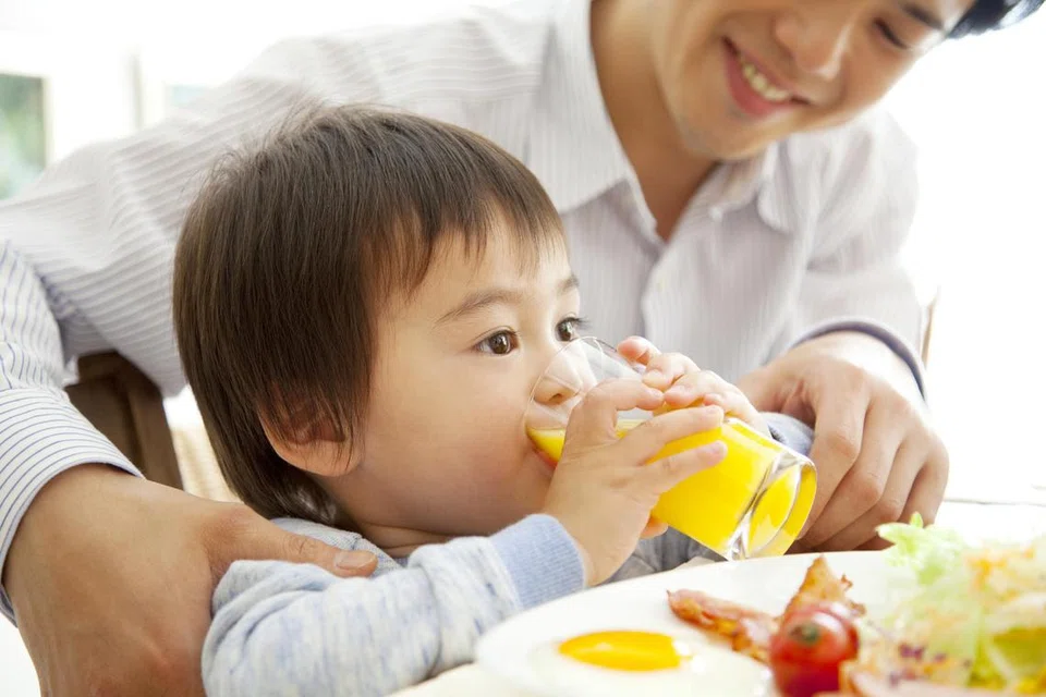 PERLU SEIMBANG: Adalah penting bagi ibu bapa meneliti tahap penglibatan dalam kehidupan anak-anak  – antara menyokong dengan mengimbangi usaha menerapkan daya tahan dan sifat berdikari. 