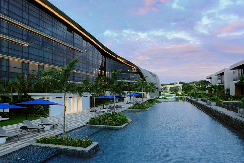 HOTEL RESORT: Terasa bagai di luar Singapura apabila bercuti inap di Dusit Thani Laguna.