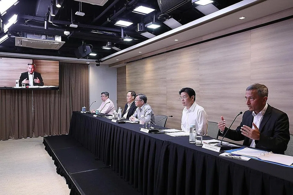 SIDANG MEDIA: (dari kanan) Menteri Bertanggungjawab bagi Inisiatif Negara Bijak, Dr Vivian Balakrishnan kelihatan memberi penerangan dalam sidang media Pasukan Bertindak Berbilang Kementerian (MTF) semalam; dan bersama beliau ialah Menteri Pendidikan, Encik Lawrence Wong; Menteri Kesihatan, Encik Gan Kim Yong; Menteri Kedua Tenaga Manusia merangkap Perdagangan dan Perusahaan, Dr Tan See Leng; dan Pengarah Perkhidmatan Perubatan Kementerian Kesihatan (MOH) Profesor Madya Kenneth Mak. - Foto MCI