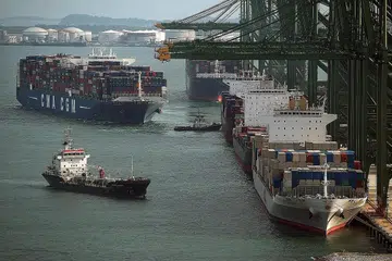 SEKTOR TERJEJAS: Sektor kejuruteraan marin dan luar pesisir terjejas disebabkan harga minyak yang merosot akibat sekatan Covid-19 tahun lalu, dan dijangka akan terus terjejas dengan usaha global dalam menangani perubahan iklim, yang turut merangkumi peralihan dari menggunakan bahan bakar fosil. - Foto fail