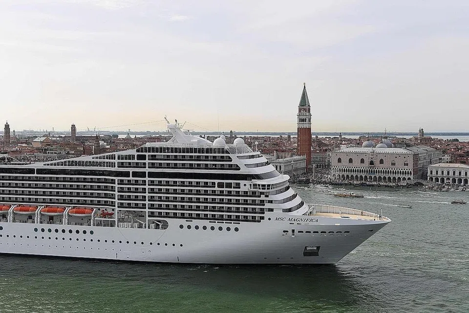 VENICE: KAPAL PERSIARAN JADI PERDEBATAN: Unesco kini mengancam meletakkan Venice ke dalam senarai tapak warisan yang terancam, sebahagiannya disebabkan masalah berkaitan pelancongan. Seruan untuk mengharamkan kapal pelayaran dari pusat Venice semakin lantang selepas sebuah kapal besar tersasar dan nyaris-nyaris dirempuh kapal kedua dalam kejadian yang berlaku pada musim panas lalu. - Foto AFP
