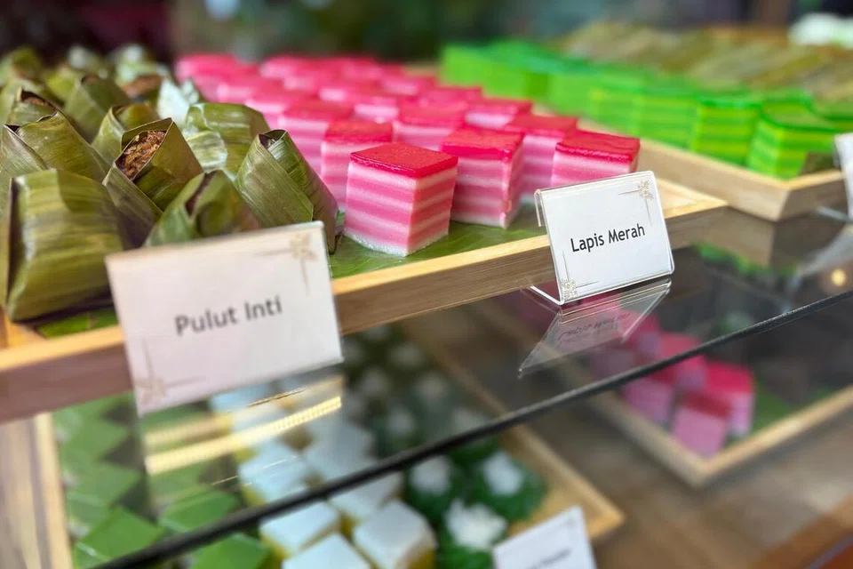 Antara kuih warisan Melayu yang dijual pada harga RM1.80 sekeping di restoran Rembayung, Kampung Baru, Kuala Lumpur, milik usahawan yang juga pempengaruh popular Malaysia, Encik Khairul Aming. 