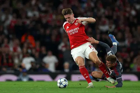 Viktor Gyokeres (berjersi merah) ncatat tiga gol dalam musim EPL 2025/26. Beliau menjaringkan dua gol dalam kemenangan 5-0 menentang Leeds pada 24 Ogos dan satu gol ketika mengatasi Nottingham Forest 3-0 pada 13 September.