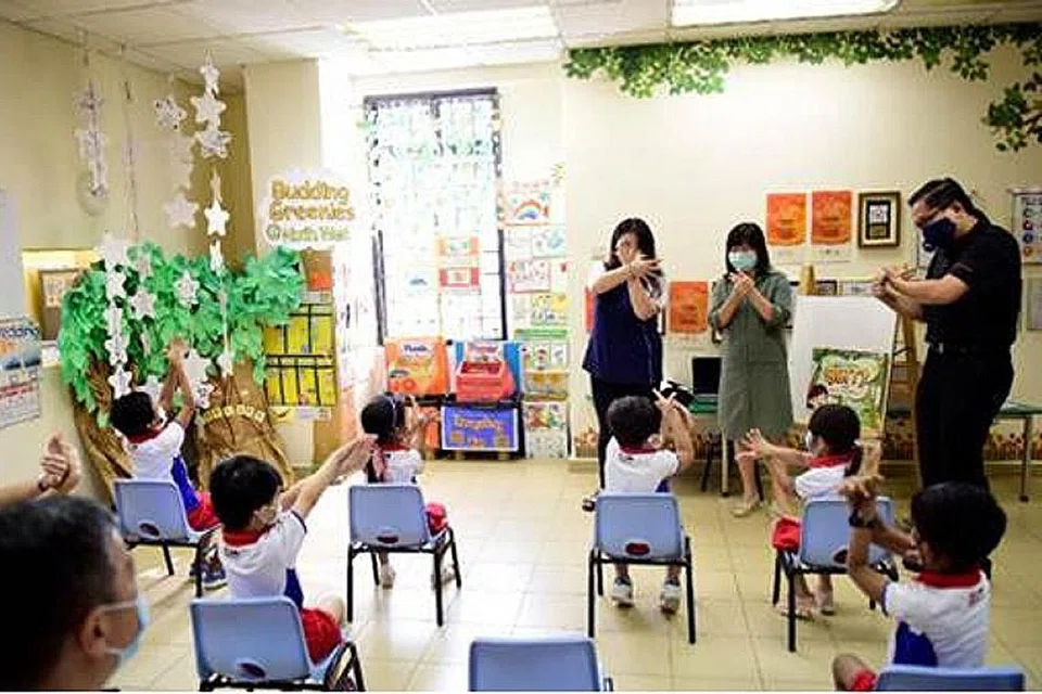 MELENTUR DARI REBUNG: (Dari kanan) Mayor Alex Yam bersama Cik Jasmine Ng, Pengetua Eksekutif Limbang, Marsiling dan Yew Tee PCF Sparkletots Preschools, dan Cik Alvina Lin, guru Bahasa Inggeris, di pelancaran program Budding Greenies @ North West di PCF Sparkletots @ Yew Tee Blk 690D semalam. - Foto CDC NORTH WEST