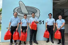 Anggota Parti Pekerja (WP), Encik Fadli Fawzi (tengah), yang disebut-sebut sebagai salah seorang anggota WP yang dijangka bertanding di GRC Marine Parade-Braddell Heights dalam Pilihan Raya Umum 2025 (GE2025), mengagihkan makanan sempena Ramadan pada 22 Mac di empat lokasi.