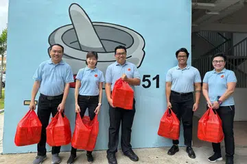 Anggota Parti Pekerja (WP), Encik Fadli Fawzi (tengah), yang disebut-sebut sebagai salah seorang anggota WP yang dijangka bertanding di GRC Marine Parade-Braddell Heights dalam Pilihan Raya Umum 2025 (GE2025), mengagihkan makanan sempena Ramadan pada 22 Mac di empat lokasi.